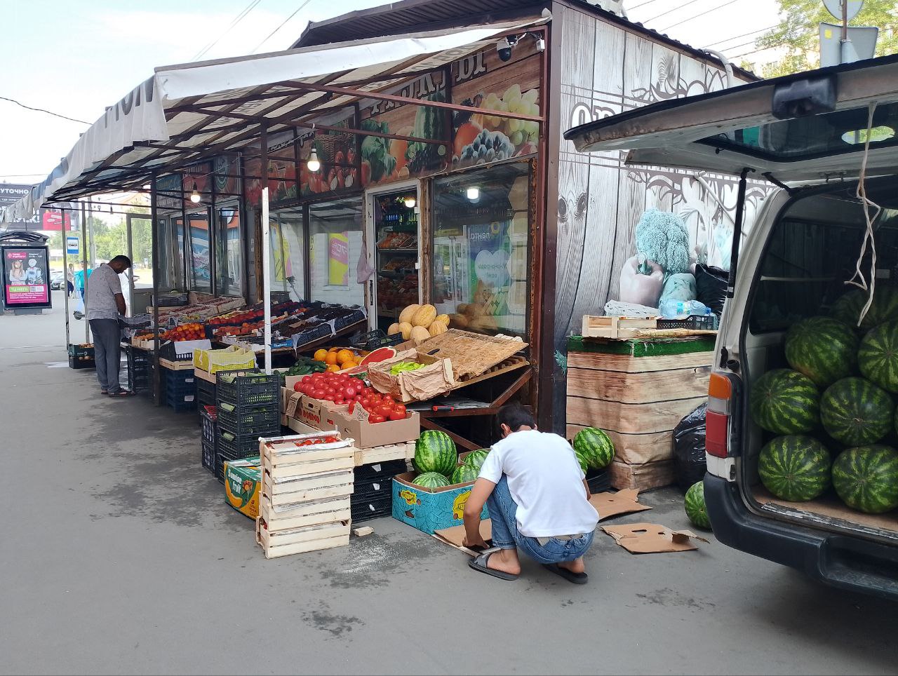 В Новосибирске изъяли почти 400 кг нелегальных фруктов и овощей В Советском районе прошёл очередной рейд против незаконной уличной торговли. У одного из продавцов изъяли 374,3 кг овощей и фруктов — он работал без разрешения. На нарушителя составили два административных протокола: за незаконное размещение торговой точки и за торговлю в неположенном месте. В мэрии подчеркнули, что такие рейды в городе продолжатся. Фото: Горсайт иллюстративное Прислать новость