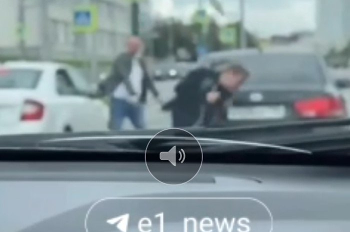 В Екатеринбурге неадекват избил бутылкой из под виски водителя на дороге Накануне днём 31 августа на перекрёстке Серафимы Дерябиной Шаумяна пассажир белой легковушки вышел из авто и напал на водителя соседней машины Судя по кадрам неадекват бьёт мужчину бутылкой из под виски Алкоголь в это время летит во все стороны Пострадавший пытается убежать а агрессор бросает бутылку ему вслед Бутыль утелетела в чужое авто Парень всю рожу ему разбил Я целую пачку салфеток влажных дала У него весь лоб рассечён рассказала порталу E1 RU владелица машины в которую прилетела бутылка После того как бутылка разбилась о дверь легковушки неадекват уселся обратно в машину и уехал Неизвестно что стало причиной конфликта Делом займётся полиция uralweb ru