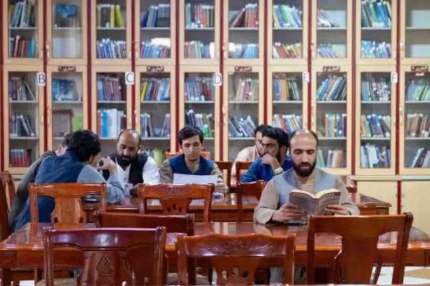 Правительство Талибан в университетах Афганистана запретило преподавание по книгам написанным женщинами Об этом сообщает BBC добавив что запрещено и преподавание предметов связанных с правами человека и сексуальными домогательствами Около 140 книг написанных женщинами включая к слову Безопасность в химической лаборатории оказались среди 680 книг которые были признаны вызывающими беспокойство поскольку изложенные в них идеи противоречат шариату и политике Талибана Верховный лидер Талибана недавно запретил оптоволоконный интернет как минимум в 10 провинциях Афганистана в попытке обуздать безнравственность BBC отмечает что хотя эти правила затронули многие аспекты жизни особенно пострадали женщины и девочки им запрещено учиться после шестого класса а одна из последних возможностей продолжить образование курсы акушерства были закрыты в конце 2024 года