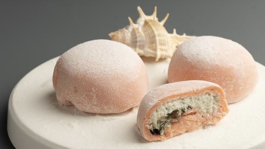 Десерт из минтая создан в Приморье Кулинары технологи из Приморского края провели смелый гастрономический эксперимент создали десерт из главной промысловой рыбы России Гурманам предлагается попробовать моти с минтаем Мягко говоря нестандартный десерт представляет собой японское пирожное моти с начинкой из филе минтая творожного сыра нори и икры Подобное применение рыбы фактически означает переворот в потребительском восприятии минтая   Моти традиционный японский десерт представляющий собой мягкое эластичное рисовое пирожное с различными начинками В идеале моти изготавливают из особого сорта клейкого риса мотигомэ который отличается высоким содержанием амилопектина придающего тесту характерную тягучесть и эластичность PRIMPRESS в MAX ДЗЕН ЧАТ БОТ