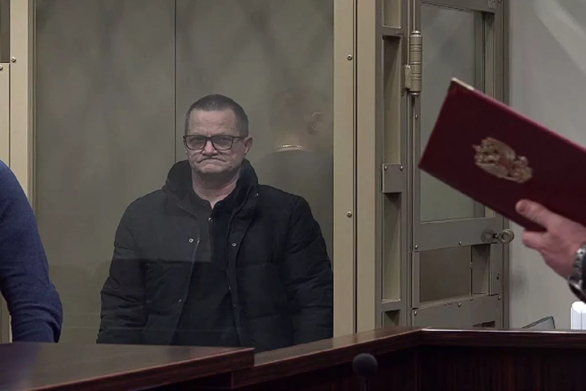 Житель Сочи осужден на 12 лет за госизмену. Сочинец, являясь сотрудником группы охраны железной дороги, в 2023 году передавал фото- и видеоматериалы с дислокацией систем ПВО своему знакомому, сотруднику украинской полиции, связанному с ГУР Украины. Суд признал его виновным в шпионаже и назначил 12 лет лишения свободы в колонии строгого режима, учитывая смягчающие обстоятельства, включающие сотрудничество со следствием. Кубанские Новости