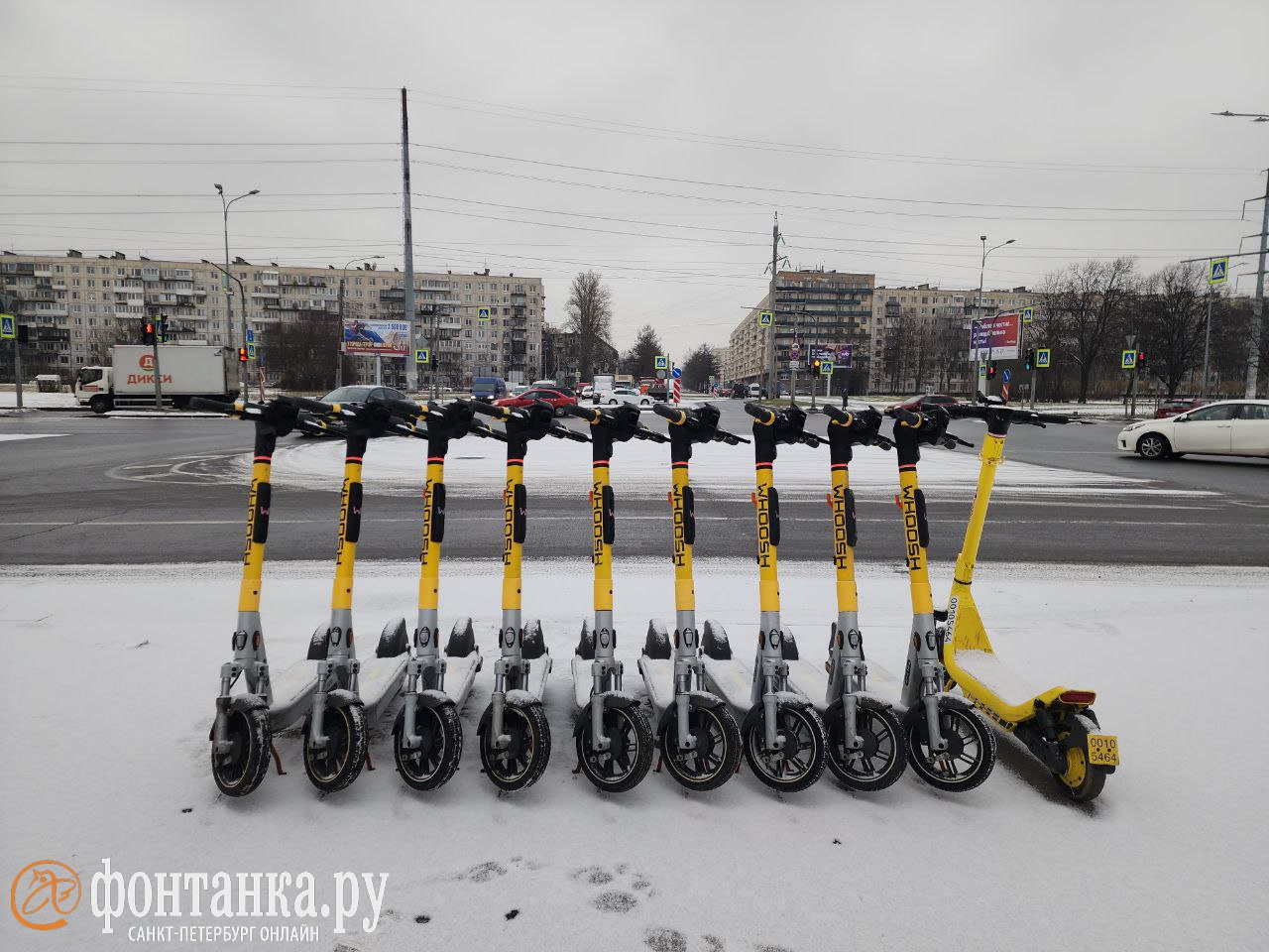 Правила использования электросамокатов — ужесточат. В Петербурге готовят к подписанию обновлённое соглашение о безопасном использовании СИМ:   Приостановка аренды при неблагоприятных погодных условиях  снег, гололёд .  Увеличение штрафов за нарушения правил использования  в 2024 году было зафиксировано более 46 тысяч нарушений .  Обустройство единых упорядоченных парковок для электросамокатов.  Действующее соглашение 2024 года уже предусматривает 6 зон, где движение на СИМ запрещено, 175 локаций с ограничением скорости до 15 км/ч, 7 локаций с ограничением до 10 км/ч, а также запрет парковки в 4 центральных районах города.  Дарим iPhone и смарт-часы