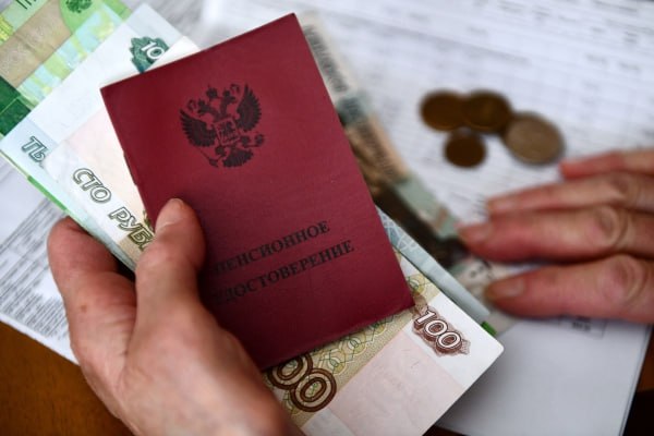 В России проиндексируют все виды пенсий в 2026 году В федеральном бюджете уже предусмотрели средства на повышение страховых выплат которые получают почти 38 млн человек С 1 января 2026 года они вырастут на 7 6 Следующая индексация ожидает получателей социальных пенсий С 1 апреля 2026 года их увеличат на 6 8 С 1 октября повысят военные пенсии и выплаты бывшим сотрудникам силовых структур Рост денежного довольствия заложен на уровне 4 однако показатель может быть скорректирован с учётом инфляции С ноября 2025 года Социальный фонд России повысил пенсии гражданам старше 80 лет инвалидам I группы а также отдельным категориям работников гражданской авиации и угольной промышленности Также с 1 ноября выросли пенсии у тех кто достиг 80 лет Они начнут получать удвоенную фиксированную выплату к страховой пенсии 17 815 рублей Перерасчёт произведут автоматически Подписаться на Говорит Москва Telegram VK MAX
