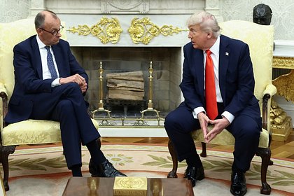 Мерц подарил Трампу свидетельство о рождении его деда Канцлер Германии Фридрих Мерц в ходе встречи в Белом доме подарил президенту США Дональду Трампу свидетельство о рождении его деда Фредерика Трампа. Об этом сообщает журнал Time. Фредерик Трамп родился в 1869 году в коммуне Кальштадт, которая в то время входила в состав Королевства Бавария. Дед американского президента эмигрировал в Соединенные Штаты в 16-летнем возрасте. Сам Мерц позже пояснил, что документ в рамке и с переводом на английский язык оформили в немецком МИД. Ранее в ходе переговоров с Мерцем Трамп заявил, что держит в голове крайний срок переговоров по урегулированию конфликта на Украине.