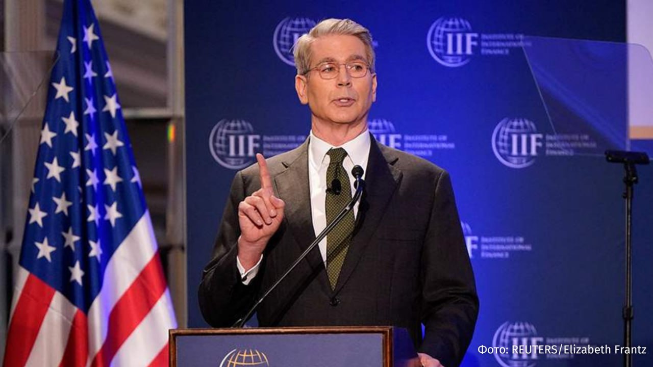 США не допустят дефолта по госдолгу, заявил министр финансов Скотт Бессент.  "Соединенные Штаты Америки никогда не объявят дефолт, этого никогда не произойдет", — заявил он в интервью CBS News.  По его словам, американское правительство "не упрется в стену".  Госдолг США на 2025 год составляет почти 37 трлн долларов. Согласно январскому докладу бюджетного управления конгресса США, в 2035-м он превысит 52 трлн долларов и составит 118,5% ВВП.       Отправить новость