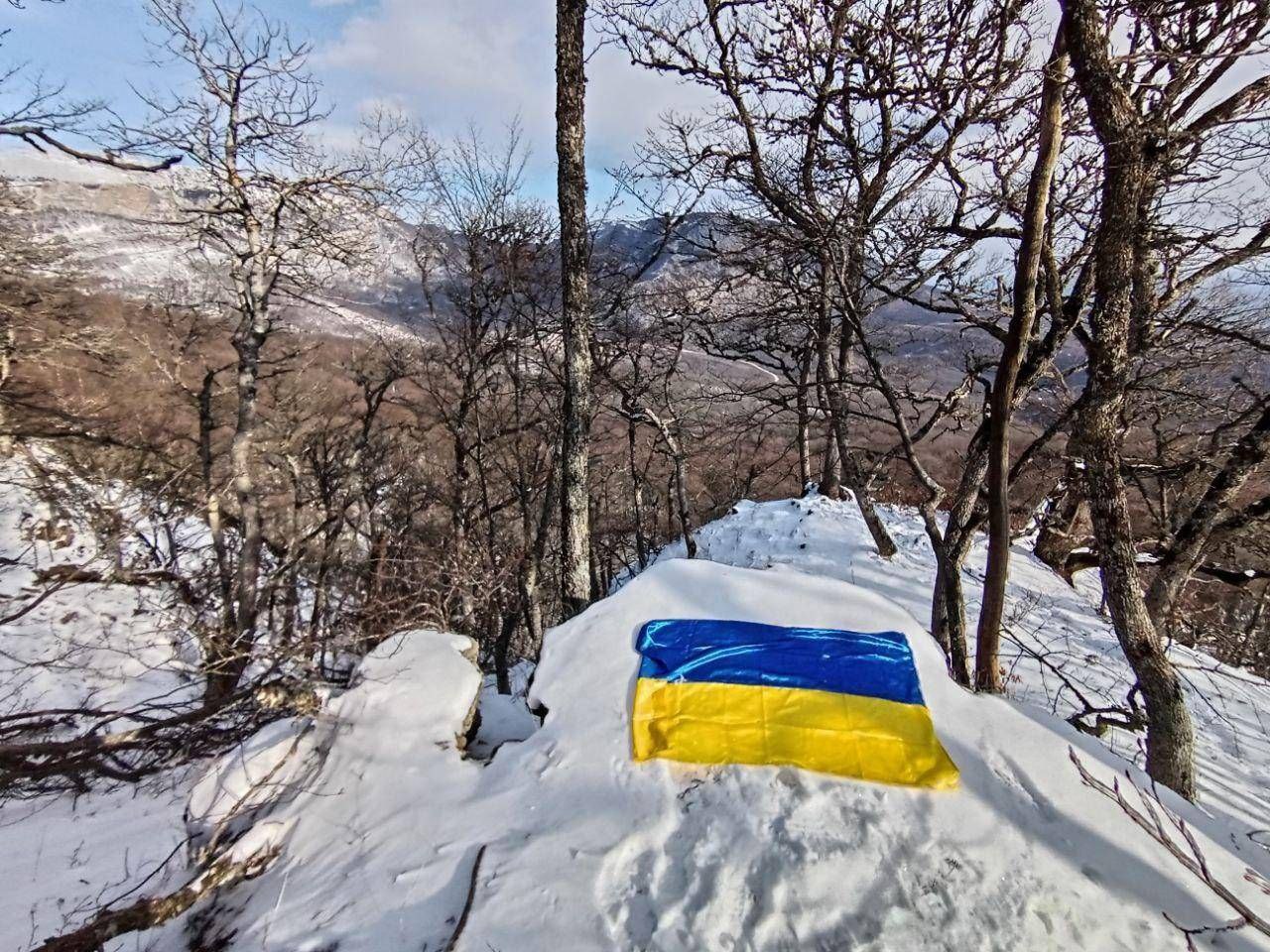 В аннексированном Крыму активисты «Желтой ленты» установили флаг Украины на вершине горы Басман. Об этом сообщается в телеграм-канале движения.  «Наши активисты вывесили еще один флаг Украины в Крыму – на этот раз на вершине Басмана. Публикуем это фото с опозданием, но лучше поздно, чем никогда. Акция состоялась в течение последнего месяца – тогда, когда снег еще покрывал крымские вершины» , – написали активисты.  Также активисты провели проукраинские акции в Симферополе, Севастополе, Ялте, Евпатории, Феодосии, Керчи, Бахчисарае. Десятки надписей «Оккупация временная», «Крым – это Украина», «Оккупация – не праздник» появились на улицах и площадях полуострова.