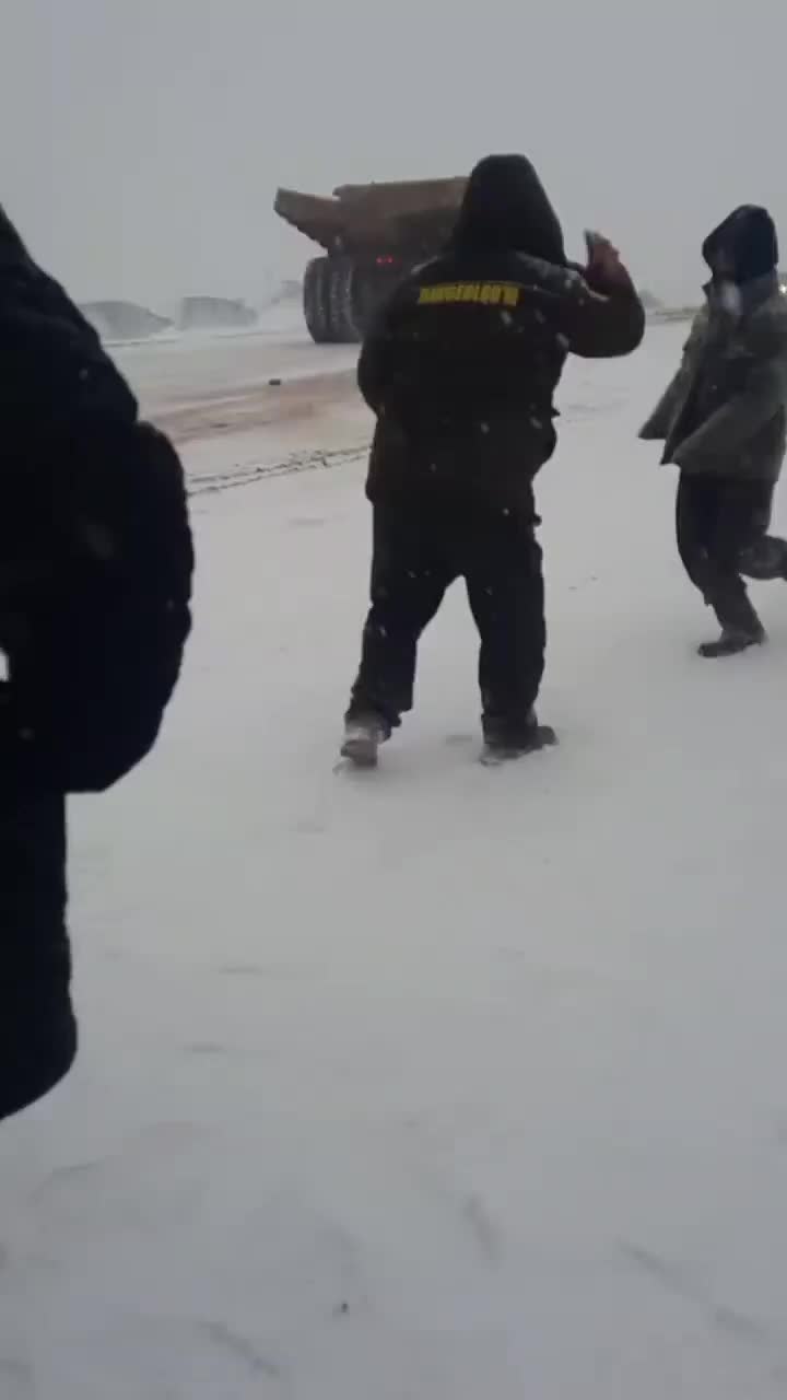 Сложные зимние условия приводят к ДТП на карьере в Узбекистане
