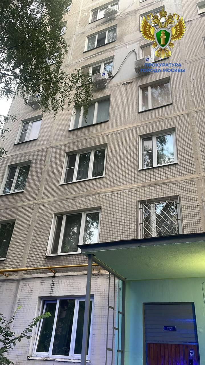 Трехлетняя девочка выпала из окна шестого этажа жилого дома в Студеном проезде. Ребенка госпитализировали. Столичная прокуратура предупреждает граждан, что москитная сетка не защитит ребенка от падения из окна. Фото: Прокуратура Москвы