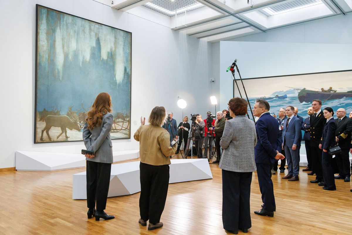 Росатом помог отреставрировать картину Константина Коровина Северное сияние Отреставрированное панно Константина Коровина стало ключевым экспонатом выставки Арктика Полюс цвета которая открылась в Третьяковской галерее Полотно которое долгие годы хранилось в запасниках галереи было восстановлено при поддержке госкорпорации Эксперты подробно рассказали о технологиях использованных для возвращения из небытия столь масштабного произведения Генеральный директор Третьяковской галереи Елена Проничева поблагодарила Росатом подчеркнув что реставрация возвращает шедевр публике и даёт зрителю уникальную возможность прикоснуться к истории Арктики через искусство Алексей Лихачев генеральный директор Росатома В лидерство России в Арктике Третьяковка внесла сегодня еще одну очень важную компоненту эмоциональной наполненности позволила от языка цифр перейти к прекрасному состоянию души когда добавляется красота строгая вдохновляющая уникальная красота Арктики увековеченная в полотнах художников И панно Константина Коровина занимает здесь особое место Подписывайтесь на Росатом Оставляйте бусты новость АлексейЛихачев