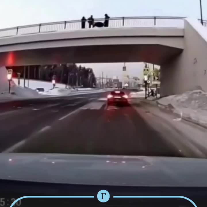 Подростки сбрасывают лед и снег на автомобили в Москве