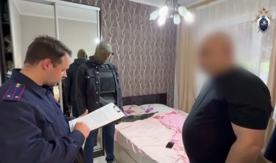Экс замначальника анапского МВД обвиняют в крупной взятке Бывший заместитель начальника районного отдела полиции Анапы возглавлявший следственный отдел подозревается в получении взятки в особо крупном размере Ему грозит до 15 лет лишения свободы Об этом сообщает пресс служба СУ СК России по Краснодарскому краю Судом обвиняемому избрана мера пресечения в виде заключения под стражу По месту жительства фигуранта следователем СК России совместно с сотрудниками УФСБ России по краю проведены обыски в ходе которых изъяты денежные средства мобильные телефоны и документы имеющие значение для расследования уголовного дела говорится в сообщении Мы теперь и в МАХ Южная служба новостей