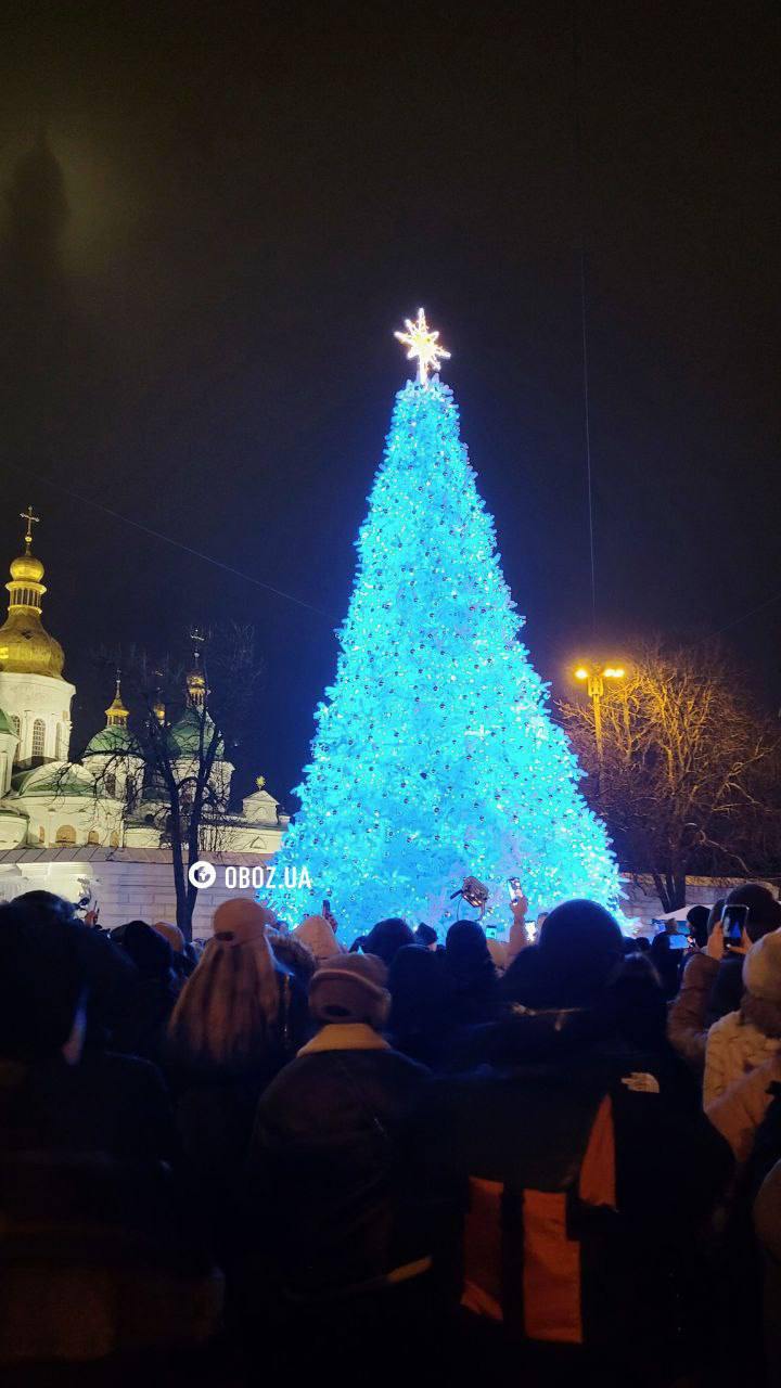 Мэр Киева Кличко зажег огни на главной новогодней елке страны.  Расположена она на Софийской площади.