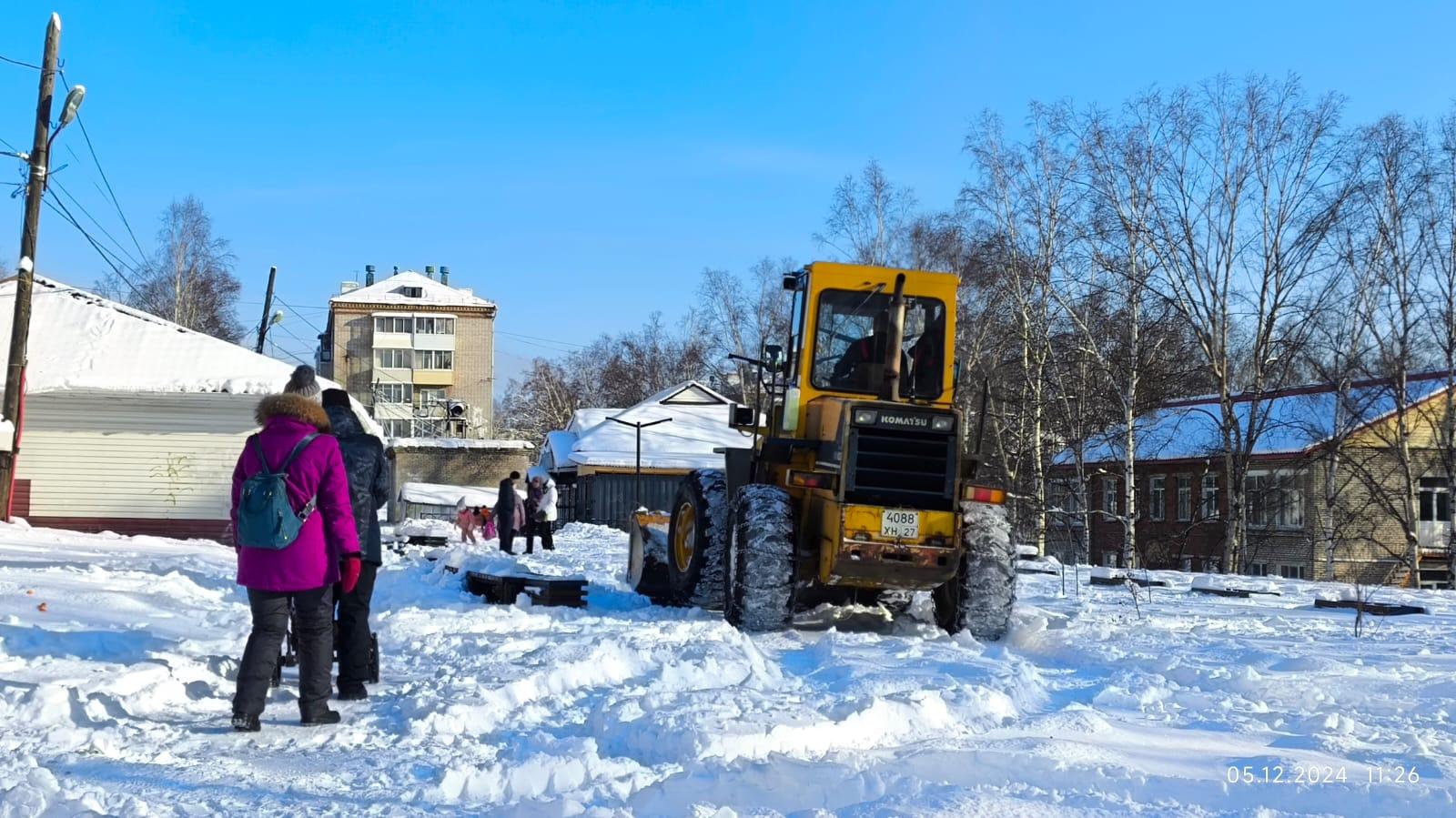 В рамках муниципального контракта по зимнему содержанию внутрипоселковых дорог осуществляется очистка дорог спецтехникой.