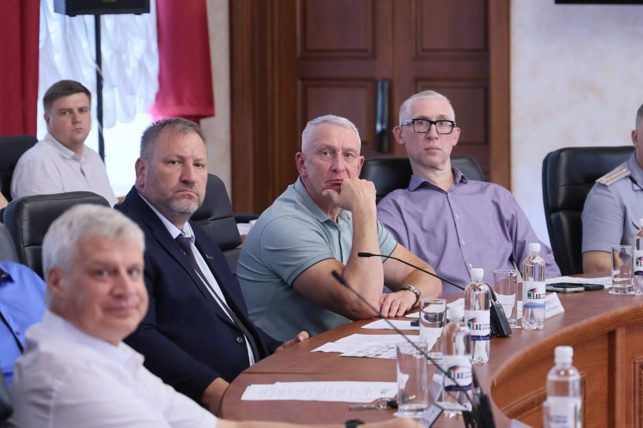 В ЕАО утвердили состав Общественного совета региональной кадровой программы «Доблесть Хингана» На первом заседании под председательством временно исполняющей обязанности губернатора ЕАО Марии Костюк утвердили состав Общественного совета. В него вошел начальник главного штаба Движения «Юнармия», Герой России Владислав Головин. Среди членов Общественного совета – представители религиозных конфессий, руководители предприятий области, общественные деятели. Также в составе совета – руководитель регионального фонда «Защитники Отечества» Елена Колобова. Также на встрече принято решение о запуске обучения с 29 июля. Участниками первого модуля станет 31 человек из более чем 250 участников СВО, подавших заявки. Посвятят первый модуль программы государственной политике и управлению, а наставниками обучающихся станут члены регионального правительства и главы районов области. «Все участники осознают всю ответственность, которая ложится на их плечи с каждым следующим этапом проекта «Доблесть Хингана». Но также мы с уверенностью продолжаем этот путь и в полной готовности входим в обучающий модуль. Для меня лично будет большой честью и гордостью поработать с наставниками, представленными сегодня. Также с нетерпением и интересом жду последующую стажировку», – рассказал участник кадровой региональной программы «Доблесть Хингана» Денис Чупров. Напомним, что проект «Доблесть Хингана» – аналог федерального проекта «Время Героев», реализуется по поручению Президента России Владимира Путина. #ЗащитникиОтечества #ЗащитникиОтечества79 #ДоблестьХингана