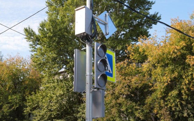 В Омске идет приемка светофоров которые обезопасят дорожное движение В Омске проходит приемка двух светофоров которые расположены на пересечении улиц Краснознаменная Донецкая а также на улице Новокирпичная рядом с остановкой общественного транспорта Мини рынок Работы на объектах выполнял подрядчик ООО Экоми сообщает пресс служба администрации Светофорные объекты установлены по программе Безопасность дорожного движения Мы установили ограждение и знаки выполнили благоустройство нанесена разметка сейчас ждем подключение питания и светофор можно запускать На ул Новокирпичная также ждем подключения светофорного объекта Помимо этого там проведены работы по обустройству подземных коммуникаций рассказал директор ООО Экоми Карлен Миракян rbc omsk