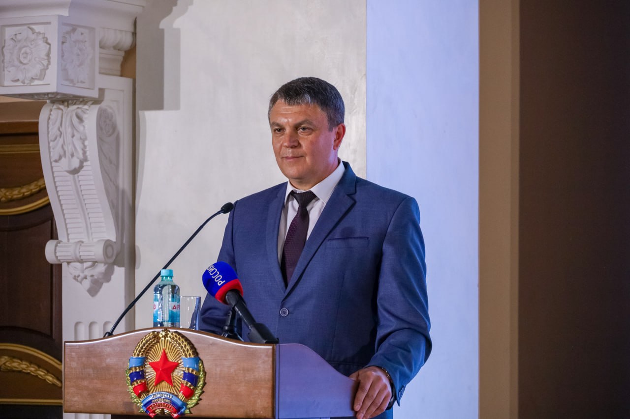 Леонид Пасечник выступил с отчетом перед Парламентом ЛНР 11 июня в Луганске, в Колонном зале прошло заседание Народного Совета. В заседании приняли участие Глава ЛНР Леонид Пасечник, сенатор РФ Ольга Бас, депутат Государственной Думы Виктор Водолацкий, прокурор ЛНР Глеб Михайлов, Правительство ЛНР, представители Общественной палаты ЛНР, Счетной палаты ЛНР, руководство органов местного самоуправления. Председатель Народного Совета ЛНР Денис Мирошниченко в своем приветственном слове акцентировал внимание присутствующих на том, что Луганщине есть чем гордиться, что показать и над чем работать в дальнейшем. Леонид Пасечник выступил перед депутатским корпусом с отчетом о результатах деятельности Правительства республики за 2024 год и затронул ключевые вопросы развития ЛНР на ближайшее будущее. Спикер Парламента поблагодарил Главу ЛНР за представленную информацию. «Это наша совместная работа. Многие помнят Ваше напутствие, когда начинал работать Народный Совет первого созыва как законодательный орган полноправного субъекта РФ: «Как правила будут прописаны, так они и будут выполняться». В условиях такого симбиоза законодательной и исполнительной власти мы сегодня работаем и надеемся, что это не изменится в дальнейшем», – резюмировал Денис Мирошниченко. Депутатский корпус единогласно принял представленный отчет к сведению. Руководитель законодательного органа обозначил, что в рабочем порядке передаст Леониду Пасечнику результаты анализа, проведенного Народным Советом, относительно перечня подзаконных актов, которые необходимо разработать для полноценного и эффективного функционирования законодательной базы республики.