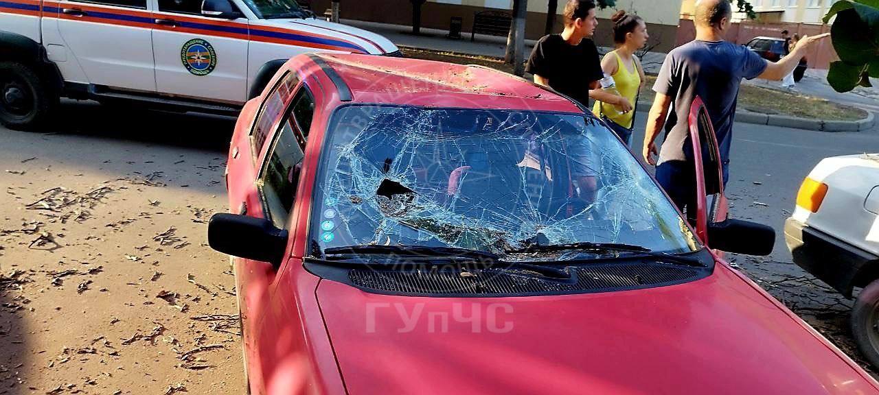 Автомобиль водителя из Приднестровье был сильно повреждён после того, как большая сухая ветка упала на припаркованный под деревьями «Опель».  Спасатели оперативно вырезали ветку и аккуратно удалили её с лобового стекла, однако машина получила серьёзные повреждения. Пожарные рекомендуют парковать автомобили подальше от деревьев и аварийных строений, особенно в непогоду.   Подписаться    Смотреть эфир
