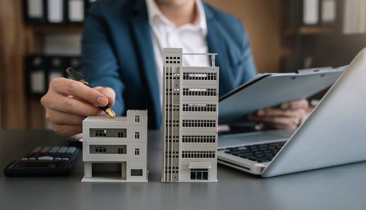 В Москве зафиксирован исторический максимум постановки новостроек по реновации на кадастровый учет Столица установила новый абсолютный рекорд по числу квадратных метров вновь построенного жилья введённого в эксплуатацию в рамках программы реновации За первые 11 месяцев 2025 года город поставил на кадастровый учёт свыше 2 8 миллиона квадратных метров жилья в сотне новых зданий Показатель превысил прежний максимум достигнутый в 2021 году на 21 3 Самыми активными регионами по вводу новостроек оказались юго восточные районы столицы где была проведена регистрация 17 многоэтажных комплексов Восточная и южная части города разместились на втором месте с результатом 16 новых домов каждая Третье место занял северо восток где прошло оформление кадастрового учёта для 12 жилых строений Всего же за указанный период столица зарегистрировала 234 новых многоквартирника суммарной площадью 10 миллионов квадратных метров Наибольшее количество введённых домов приходится на новомосковский южный и западный административные округа