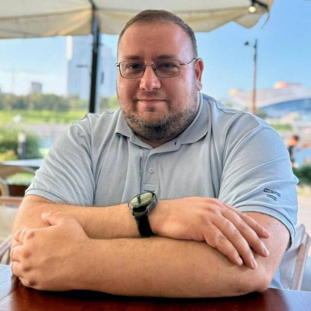 В Челябинске назначен новый председатель Комитета дорожного хозяйства Его возглавил Николай Юхарин С апреля этого года он исполнял обязанности председателя Николай Юхарин выпускник ЮУрГУ по специальности дорожные машины и оборудование В дорожной отрасли работает с 2011 года начинал дорожным рабочим затем был инженером и начальником производственно технического отдела Дорстройконтроля С 2020 года трудится в Комитете дорожного хозяйства где прошёл путь от начальника технического отдела до заместителя председателя