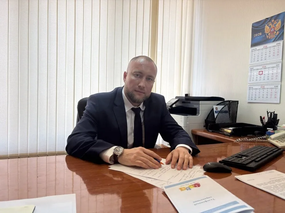 Участник СВО назначен первым замминистра экономики Челябинской области Должность занял Андрей Мурзин ранее возглавлявший филиал благотворительного фонда СВОИМ Мурзин является участником проекта Герои Южного Урала Он успешно прошел стажировку под руководством первого вице губернатора Ивана Куцевляка изучал вопросы промышленной кооперации и развития инвестиционного потенциала региона Выражаю признательность и благодарность Ивану Куцевляку за продуктивную стажировку поскольку именно там я приобрел ряд новых компетенций которые пригодятся на рабочем месте в министерстве заявил Андрей Мурзин С 6 мая он на посту первого замминистра курирует вопросы инвестиционного и территориального развития региона Подписаться на ЕАН Челябинск в Макс