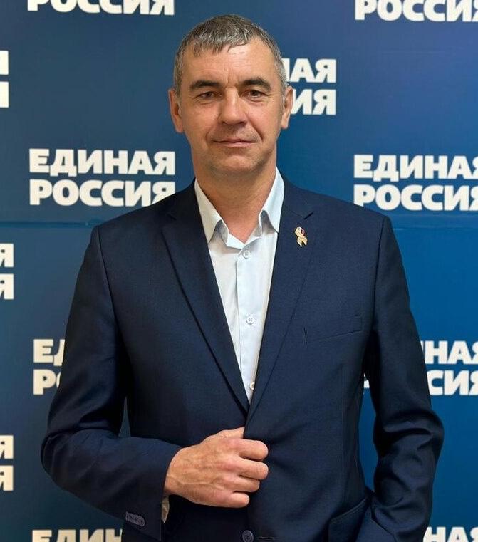 Фемида посчитала неисполнение решения суда свыше года меньше чем стоимость чашки кофе в день Решением Алданского районного суда 26 августа 2024 года администрацию Алдана обязали предоставить во внеочередном порядке гр С и ее семье жилье взамен признанного аварийным площадью не менее 69 61 кв м Решение суда вступило в законную силу 27 сентября 2024 года С 11 октября 2024 года судебный пристав бился как рыба об лед пытаясь добиться исполнения решения суда но тщетно администрация Алдана глава Шедько Владимир даже четыре раза привлекалась к ответственности по ч 1 и ч 2 ст 17 15 КоАП РФ за неисполнение решения суда и была оштрафована на общую сумму 170 тысяч рублей а также взыскан исполнительский сбор 50 тысяч рублей Видя что дело стоит на месте гр С обратилась в суд с заявлением взыскать компенсацию за нарушение права на исполнение судебного акта в разумный срок в размере 500 рублей за каждый день не исполнения решения суда с момента вступления решения суда в законную силу до его исполнения к моменту обращения в суд прошел 1 год 1 месяц 18 дней то есть взыскать более 200 тысяч рублей Рассмотрев иск Верховный суд Якутии 11 ноября констатировал что срок исполнения судебного акта не отвечает требованию разумности а действия органа местного самоуправления не являются достаточными и эффективными в целях исполнения решения суда При этом согласно действующему законодательству присуждение компенсации за нарушение права на исполнение судебного акта в разумный срок не зависит от наличия либо отсутствия вины органов на которые возложены обязанности по исполнению судебных актов Тем не менее удовлетворяя иск суд сославшись на принципы разумности и справедливости определил размер компенсации в 18 тысяч рублей то есть примерно по 44 рубля в день за неисполнение решения суда Величественная Фемида взвесила на своих весах с одной стороны год мытарств семьи с другой скромные 18 тысяч рублей Чаши весов пришли в справедливое равновесие PS Получается законность и справедливость товар с большой скидкой Суд может обязать но если его игнорировать годами то штраф за это для бюджета окажется условным а для человека смехотворным Как вы думаете такая практика укрепляет уважение к суду или наоборот учит власти что его решения можно не спешить выполнять выплачивая за это копейки людям из бюджета Подписывайтесь на ТР в MAX ВКонтакте Telegram