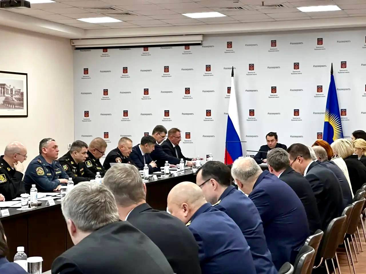 В продолжение Морского совета который провели на прошлой неделе предметно обсудили вопросы безопасности в акватории Баренцева моря В фокусе внимания суда заходящие в Мурманск из иностранных портов С учётом возросших рисков диверсий принципиально важно чтобы подводная часть таких судов проходила обязательный осмотр водолазами Это базовая необходимая мера безопасности Совместно с коллегами из силовых ведомств Мурманского морского торгового порта и порта Мурманск определили возможные точки для проведения досмотра и размещения плавбазы Отдельно обсудили дополнительные меры по защите Кольского залива в том числе установку камер видеофиксации и усиление контроля в ключевых зонах