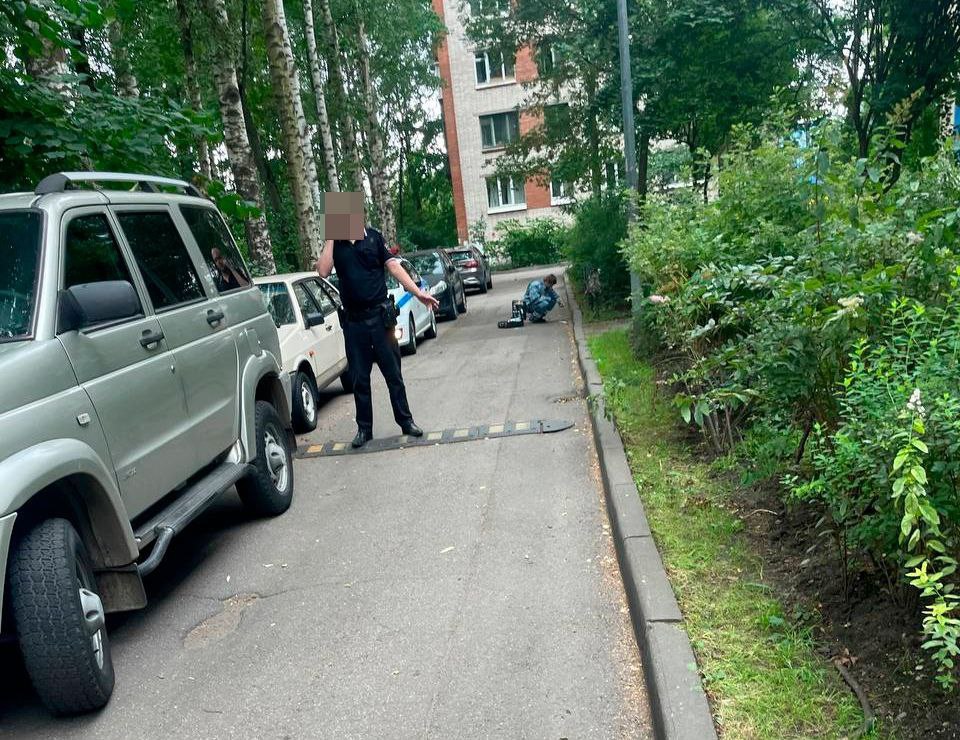 Улица Верности, где ЖКХ — это уже боевик: председатель ЖСК достал ракетницу во дворе  69‑летний глава ЖСК №118 в разгар перепалки с жильцами распылил перцовку мужчине в лицо, а женщину ранил выстрелом из ракетницы. У пострадавших — открытая рана грудной клетки и травмы лица; самого председателя тоже увезли с синяком и перебинтованной головой.  Давний бытовой конфликт  долги за коммуналку, собаки, «нападают на соседей»  внезапно перерос в огнестрельный «довод». Возбуждено дело о хулиганстве с применением оружия  ч. 2 ст. 213 УК РФ , фигуранта взяли под стражу до 6 октября.  Петербургская реальность, где спор о квитанции заканчивается салютом. Лучше — протоколами общих собраний, а не трассерами.