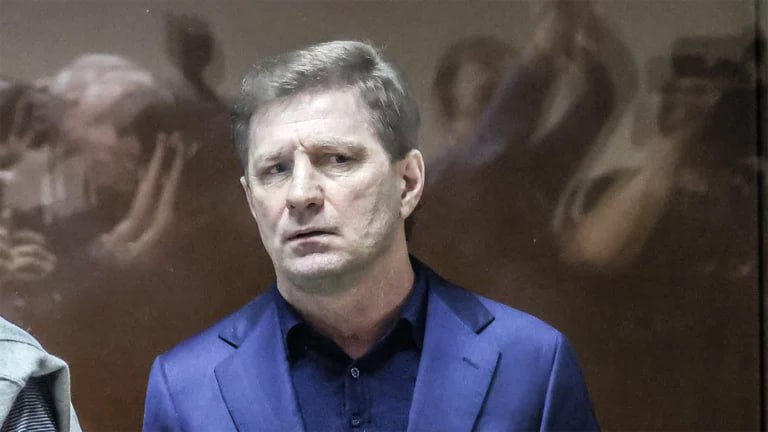 Сергей Фургал подал иск против екатеринбургского журналиста В заявлении говорится, что Иннокентий Шеремет на канале «Соловьев Live» распространил недостоверные сведения, порочащие честь и достоинство. Как сообщила пресс-служба столичных судов, находящийся в колонии экс-губернатор Хабаровского края отметил: «Так, Шеремет И.В. неоднократно и без подтверждения доказательствами утверждал о причастности истца к функционированию преступного сообщества "Общак" и совершении им тяжких и особо тяжких преступлений, обвинял в многочисленных убийствах в 90-е годы». Фургал назвал эти высказывания оскорбительными и ложными. Он потребовал опубликовать опровержение и взыскать компенсацию морального вреда. В 2023 году бывшего губернатора Хабаровского края признали виновным организации заказных убийств. Мужчину приговорили к 22 годам колонии строгого режима. Фургал вину не признал. Фото: Софья Сандурская/ТАСС Новости из Екатеринбурга