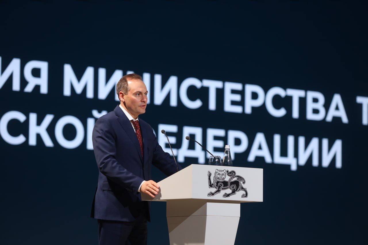 День знаний о Госсовете РФ Урок 3 Главы профильных комиссий к доске Государственный Совет РФ образован 1 сентября 2000 г в соответствии с Указом Президента Российской Федерации Владимира Путина Таким образом 1 сентября 2025 года день 25 летия Госсовета РФ Самое время в рамках нашего канала объявить День знаний о Госсовете РФ Сейчас слово главам профильных комиссий Госсовета Артем Здунов Глава Республики Мордовия председатель комиссии Госсовета Семья За годы своей работы Госсовет стал мощной совещательной площадкой где тесно взаимодействуют представители различных ветвей и уровней власти Это эффективный инструмент участия губернаторов в федеральной повестке это обмен лучшими региональными практиками это оперативная отработка проблемных вопросов на общефедеральном уровне Госсовет всегда готов к выполнению задач поставленных нашим Президентом Сегодня в составе рабочих органов Госсовета 22 профильные комиссии Каждая из них отвечает за одно из направлений социально экономического развития страны Это очень авторитетные экспертные площадки где взаимодействуют представители власти общественных объединений науки бизнеса Это знания опыт это такая сила которая способна решить любую проблему И речь идет не только о разработке стратегических документов Результаты работы Госсовета в сотрудничестве с другими органами власти можно увидеть наглядно все они направлены на человека на создание комфортных условий для жизни в городе и на селе Это строительство важных социальных объектов масштабные программы капремонта образовательных организаций обновление школьных автобусов и общественного транспорта и многое другое Наш Президент очень четко обозначил нам задачи в сфере демографии они требуют сплочения общества мобилизации ресурсов и вовлечения в их решение всех регионов муниципалитетов бизнеса и корпоративного сектора медицинского педагогического научного сообщества Уверен что благодаря нашей совместной работе в плодотворном взаимодействии с коллегами из Администрации Президента и Правительства ведущими общественными религиозными и деловыми объединениями мы выполним поручения нашего Президента и обеспечим восходящую траекторию демографического роста GosSovet