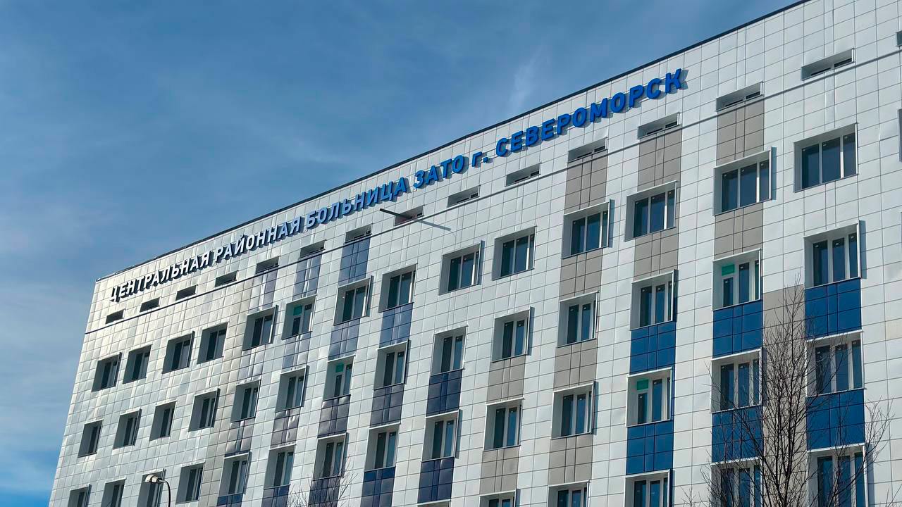 Шесть заполярных медучреждений капитально отремонтируют в 2025 году Ожидается завершение капремонта трех объектов в Апатитах — лечебного корпуса Апатитско-Кировской больницы, взрослой и детской поликлиник. Продолжаются работы по ремонту хирургического корпуса Североморской ЦРБ, рассчитанные до конца 2026 года. Планируется приступить к реконструкции главного корпуса учреждения и кабинета врача общей практики в Сафоново по программе реновации ЗАТО. Кроме того, ведется подготовка к началу ремонтных работ в здании Кандалакшской ЦРБ. Фото: правительство Мурманской области Подпишись — Вести Мурман