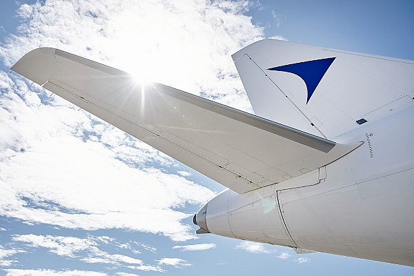 Вылет рейса Магадан Чита Иркутск задержали из за непогоды Вылет рейса Магадан Чита Иркутск авиакомпании ИрАэро отложен до 18 декабря 10 00 по местному времени Об этом сообщает ТАСС со ссылкой на данные Дальневосточной транспортной прокуратуры Сегодня в Магаданской области задержан вылет рейса Магадан Чита Иркутск авиакомпании ИрАэро запланированный на 19 35 время местное Отправления ожидают 98 пассажиров в том числе 1 несовершеннолетний Расчетное время вылета 18 декабря в 10 00 время местное говорится в сообщении В ведомстве добавили что в связи с неблагоприятными погодными условиями в аэропортах прибытия на завтра отложены рейсы из Магадана в Сеймчан и Сусуман aviaru net n290902