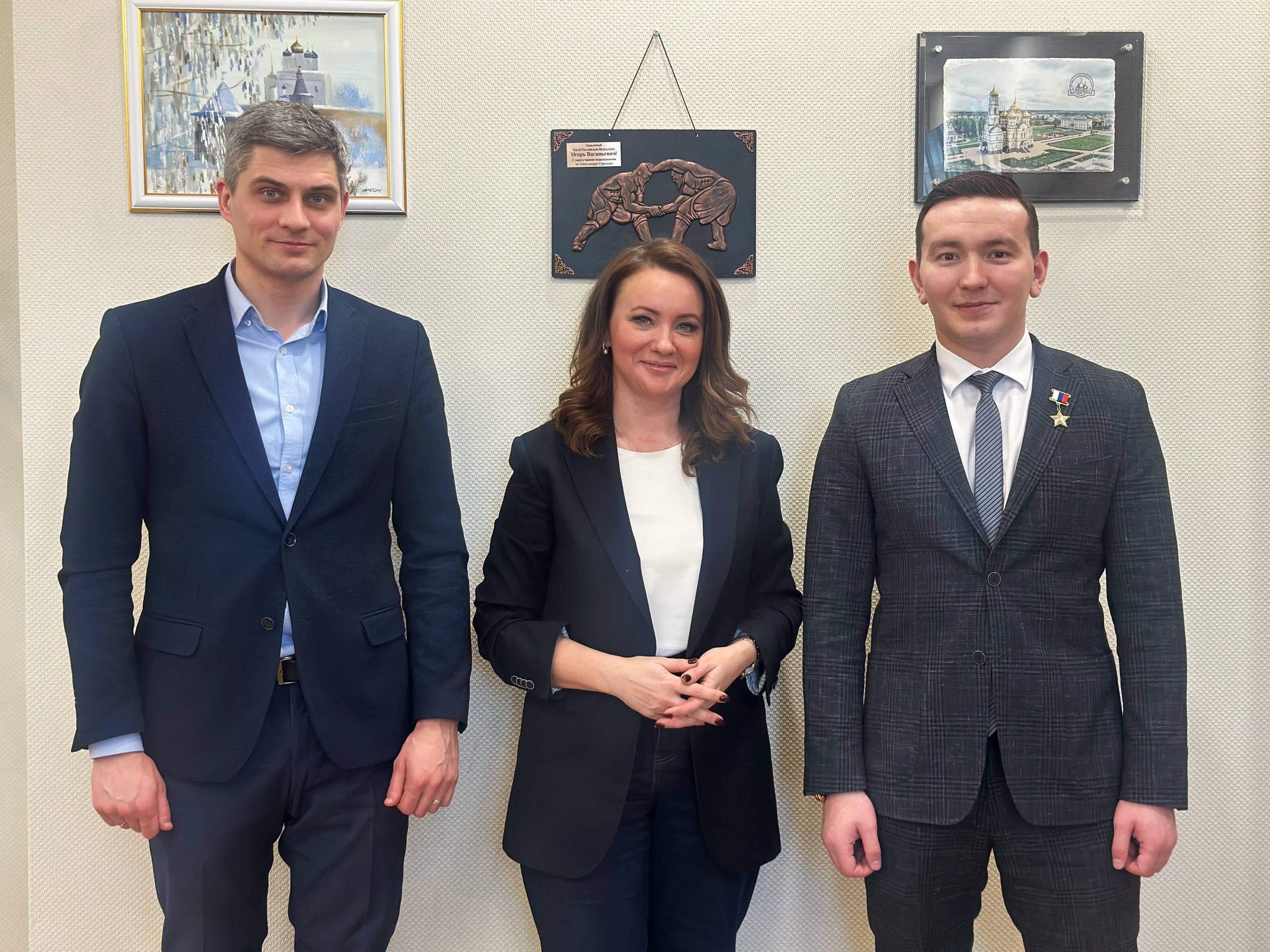 Провёл рабочую встречу по вопросам патриотического воспитания с научным сотрудником Департамента науки и образования участником программы Время героев боевым товарищем Николаем Орловым директором Департамента просветительских программ Львом Капшуковым и директором Центра музейной педагогики ФГБНУ Институт изучения детства семьи и воспитания Еленой Слесаренко Мы детально обсудили направления совместной работы Особое внимание уделили участию Российского военно исторического общества в развитии кадетского образования а также системной поддержке школьных музеев важнейших центров живой памяти для подрастающего поколения Совместная работа Минпросвещения и РВИО помогает воспитывать поколение людей которые любят свою страну и знают её историю Игорь Юргин