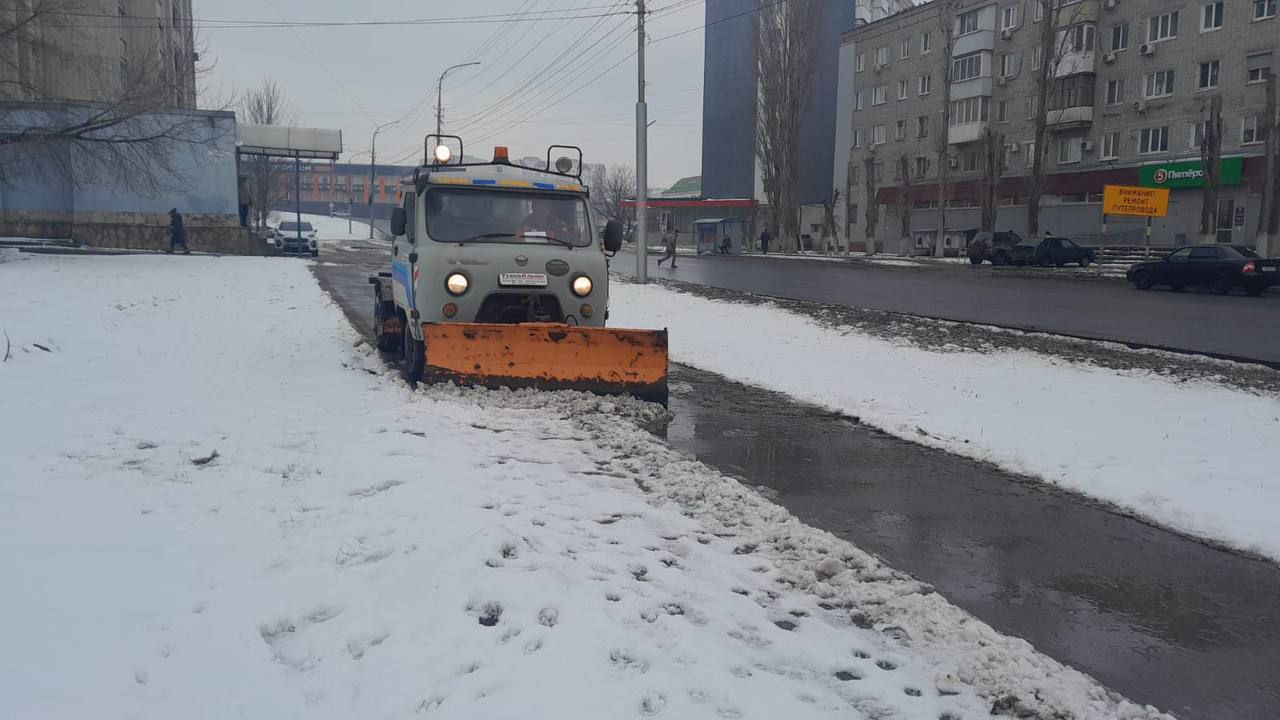 Коммунальные службы продолжают выполнять мероприятия по уборке города от снега и наледи  Задействованы 148 единиц специализированной техники и 114 рабочих  Расчищаются и обрабатываются противогололедными материалами пешеходные зоны, спуски и подъемы, основные автомагистрали. Работы проводились по следующим улицам: Большая Горная, Радищева, Соборная площадь, Соколовогорская, Звездная, 3-й проезд Муленкова, Аэропорт, Вольская, Пугачева, Рабочая, 2-я Садовая, Яблочкова, Дзержинского и др. А также в населенных пунктах Гагаринского района.    Подробнее о мероприятиях в районах города по ссылкам:  Ленинский;  Заводской;  Волжский;  Октябрьский;  Кировский;  Фрунзенский;  Гагаринский.