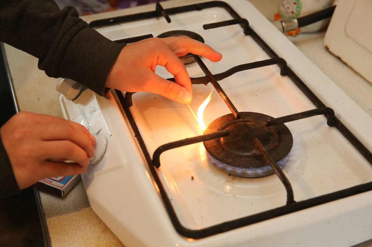 Скачки температуры воздуха за окном а также перепады давления и резкие порывы ветра могут привести к нарушению или опрокидыванию тяги вентиляции и дымоотводящих каналов Это может привести к отравлению угарным газом Напоминаем несколько простых но жизненно важных правил использования газа в быту не заклеивайте и не закрывайте вентиляционные каналы и дымоходы проверяйте тягу в дымоходах и вентиляционных каналах при работе газовых приборов обеспечьте приток свежего воздуха не допускайте одновременную работу механической вытяжки вентиляции и газоиспользующего оборудования не закрывайте решётку вентиляционного канала следите чтобы шибер дымохода был в открытом положении Внимание   Для обеспечения безопасности в соответствии с правилами использования газа в быту собственникам газифицированного жилья которые пользуются печной горелкой нужно извлечь шибер и загерметизировать образовавшееся отверстие БелгродскиеГазовыеКомпании