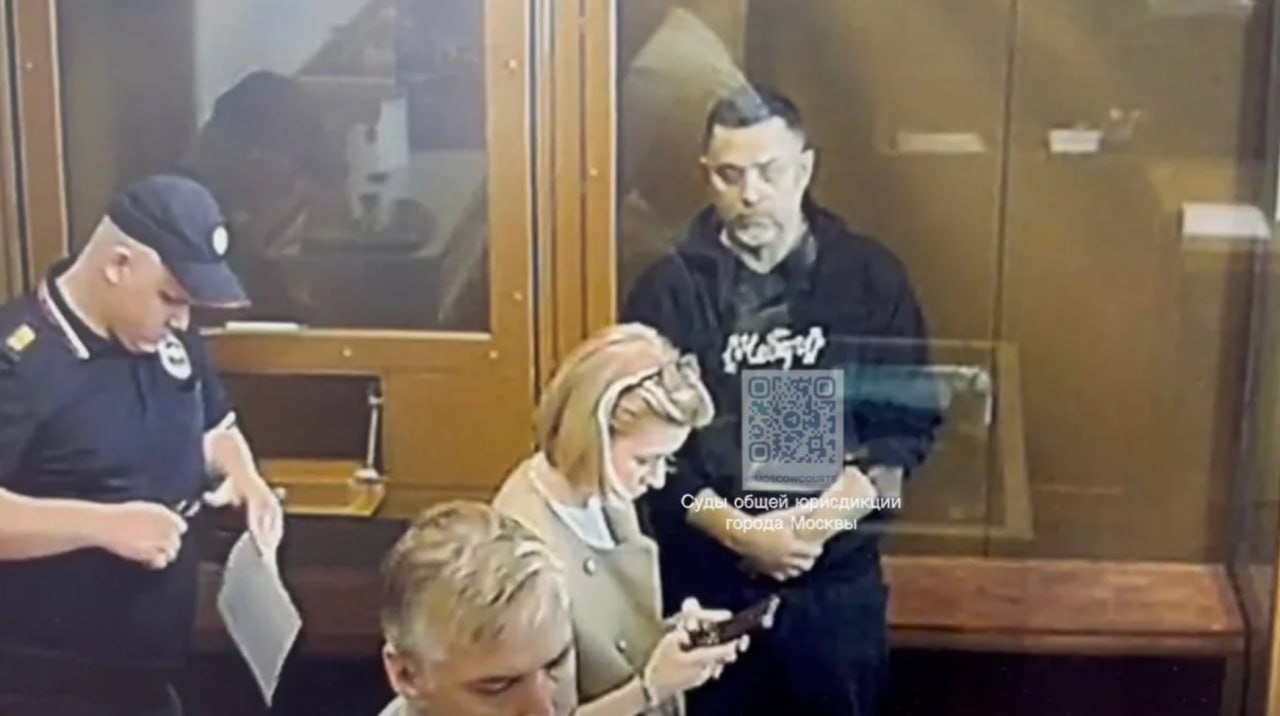 Суд в Москве приступил к рассмотрению уголовного дела экс гендиректора АО Уральские заводы Василя Мусина Он обвиняется в поставке в МВД под видом российской продукции 843 комплектов радиостанций Эрика состоящих по версии следствия из китайских компонентов Нанесенный ущерб оценивается в 50 5 млн руб Задержали 54 летнего Василя Мусина через два дня после начала расследования 19 июня 2024 года По ходатайству следователя директора завода отправили в СИЗО откуда его и будут во время процесса доставлять на судебные заседания Добиться смягчения меры пресечения обвиняемому неоднократно ходатайствовавшим об этом адвокатам так и не удалось Замоскворецкий районный суд города Москвы Ъузнал