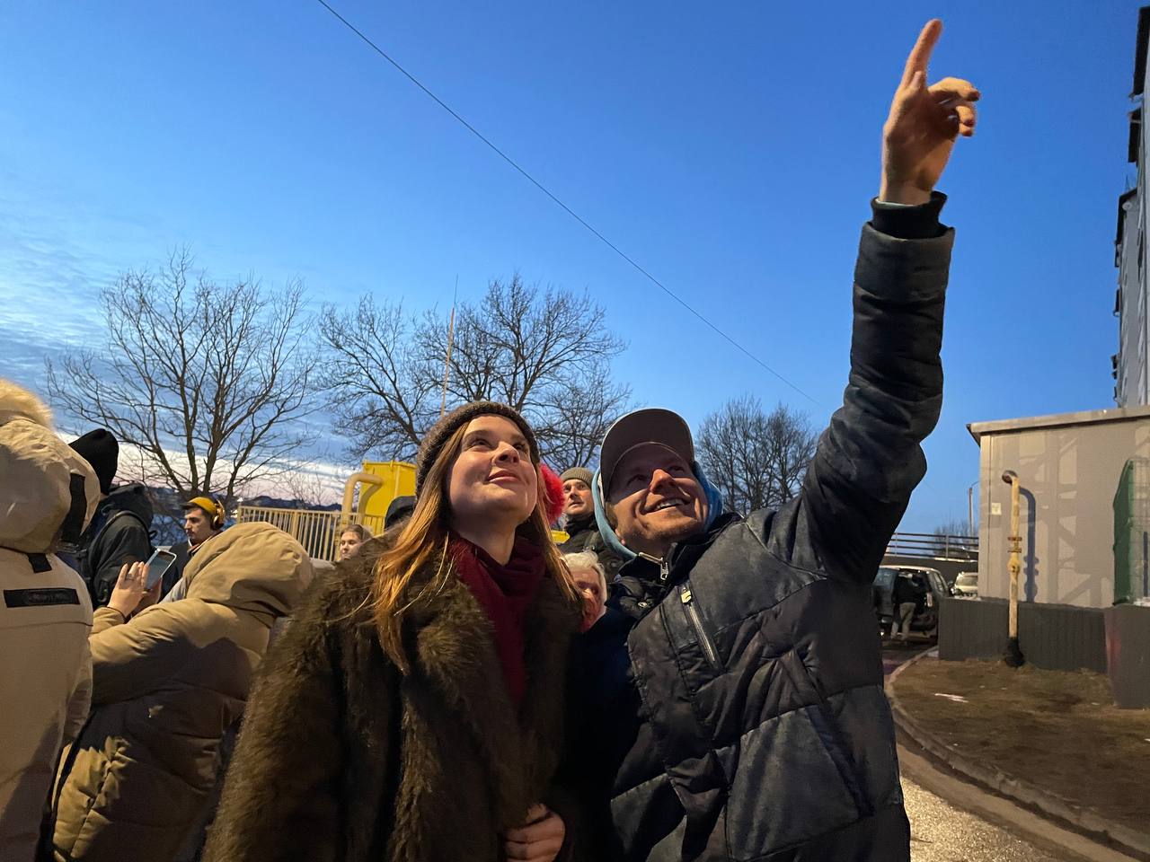 На проспекте Надежды Плевицкой куряне наблюдали за Великим парадом планет  Открытое наблюдение организовал популяризатор науки и астроном-любитель Владимир Корой.   Он пояснил, что в течение этого месяца через линзу телескопа будут видны все планеты Солнечной системы. Сегодня большинство из них заметны даже невооруженным глазом — достаточно посмотреть на небо, чтобы обнаружить Юпитер, Марс, Венеру и Сатурн. Такое редкое астрономическое явление случается лишь раз в жизни  примерно раз в 170 лет .   В планах Владимира — провести еще одно открытое наблюдение в конце лета и показать курянам метеорный поток Персеиды.  Сейм   Курская область