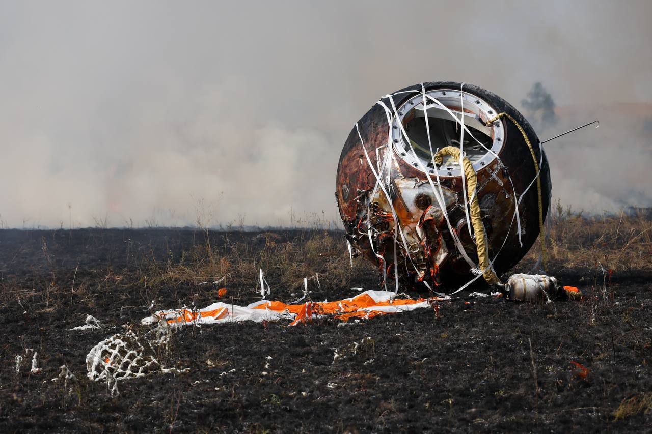 РИА56 Воздействие гравитации и радиации Итоги полёта биоспутника с мышами на борту Государственная комиссия подтвердила полёт космического аппарата Бион М 2 признан успешным Напомним что 19 сентября в Оренбуржье приземлился биоспутник с мышами мухами грибами и растениями на борту Целью космической миссии стало исследование воздействия невесомости и повышенного уровня радиации на живые организмы Спутник вывели на орбиту с высоким уровнем радиации даже выше чем на орбите МКС Такие условия более похожи на межпланетный полет В следующем году начнется подготовка к запуску Биона М 3 Он будет выведен на более высокую орбиту где ещё более жесткое воздействие радиации РИА56 в подробнее на канале РИА56