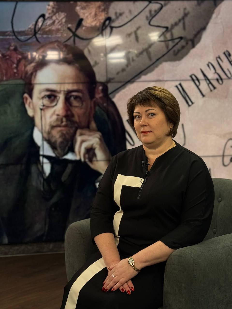 29 января исполняется 166 лет со дня рождения Антона Павловича Чехова писателя чьим именем названы более тысячи улиц по всей России Правда ли что у Чехова нет ни одного положительного героя и все его персонажи сами виноваты в своих бедах С какого произведения лучше всего начинать знакомство с классиком и какой вопрос стоило бы задать самому автору если бы такая встреча была возможна в студии Нового утра обсудили с учителем русского языка и литературы Алтайского краевого педагогического лицея интерната Мариной Пигалевой Также узнали есть ли универсальный рецепт как привить современным детям любовь к чтению Смотрите интервью по ссылке   Полный выпуск Нового утра   Катунь 24 в MAX