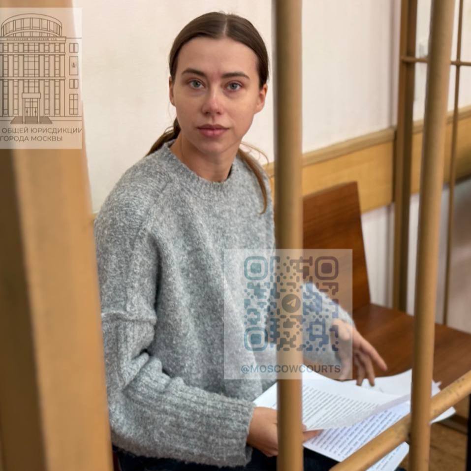 Александру Митрошину развели на 56 млн рублей обещая вычеркнуть из чёрных списков Блогерша находящаяся под домашним арестом после задержания в аэропорту Сочи сама стала жертвой мошенников Подозреваемыми по делу признали бывших адвокатов Митрошиной Алису Волхову и Ольгу Гольцеву работать с которыми она начала еще в 2022 году Юристки утверждали что Митрошина находится в чёрном списке Интерпола однако за определённую сумму они смогут решить проблемы Александры В итоге по информации СМИ Саша отдала адвокатам более 50 млн рублей прежде чем поняла что её обманывали Сейчас на Волхову и Гольцеву возбуждено уголовное дело по статье о мошенничестве Девушки признали вину и находятся под домашним арестом КК