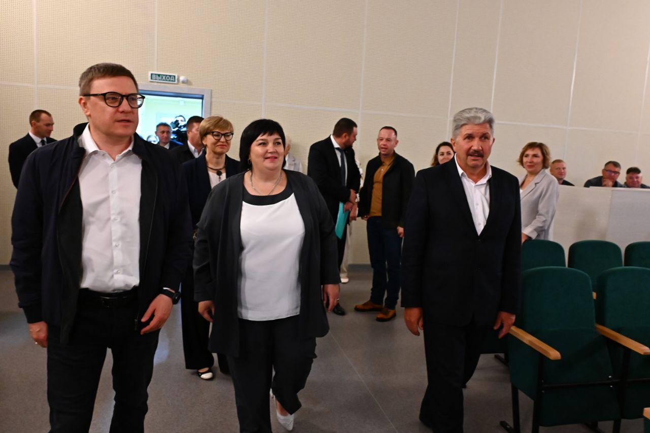 В апреле этого года активная участница художественной самодеятельности культурно-досугового центра Анастасия Трофимова была на личном приеме у губернатора Алексея Текслера. Она попросила главу региона выделить средства на капремонт центра и создание зрительного зала. Алексей Текслер дал соответствующее поручение, и уже в июле все работы, включая закупку нового оборудования, завершились. Участницы самодеятельного коллектива в шутку сказали, что не думали дожить до  момента, когда в селе появится такой центр. Но всегда очень на это надеялись.  "Это настоящий центр притяжения для села. Я очень рад, что получилось создать здесь такой зал полноценный. И в целом, как мне кажется, место здесь очень удачное. Но главное, что объект востребованный", - отметил Алексей Текслер.  Фото: Людмила Ковалева