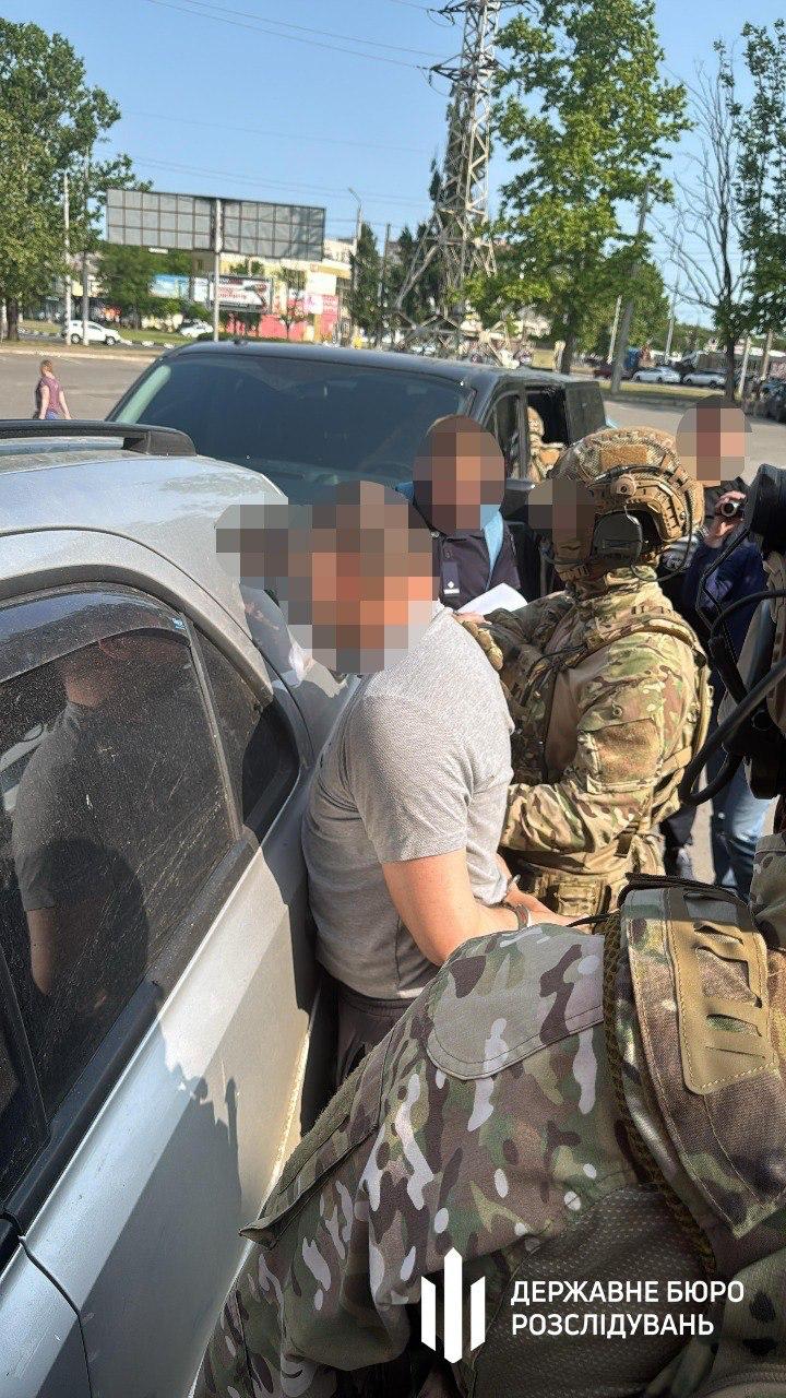 В Николаевской области командование части вымогало по 3 тысячи долларов с бойцов за "легальный" выход из СЗЧ — несмотря на то, что парламент официально разрешил возвращение без наказания. То есть закон принят, но на местах по-прежнему действует "наличный" тариф.