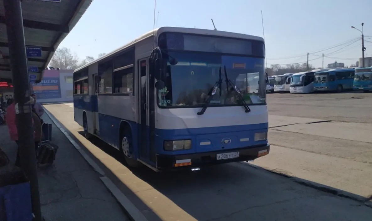 ⏺ В Охотске перевозчик поднимет цены на проезд в автобусах Владелец автобусных маршрутов в Охотском округе обратился в комитет по ценам и тарифам правительства Хабаровского края с просьбой пересмотреть тарифы на перевозки пассажиров и багажа в посёлке, пригороде и междугородном сообщении. По итогам экономического анализа было принято решение о повышении стоимости проезда. Ранее установленные регулируемые тарифы были определены постановлениями комитета в размере 20 рублей за проезд пассажира, в пригородном сообщении – 2,45 рубля за километр, в междугородном сообщении – 4,15 рубля за километр. Установлены новые тарифы в размере 27 рублей за проезд пассажира и багажа. В пригородном сообщении: 2,85 рубля за километр для пассажиров и 86 копеек за километр для багажа. Минимальная плата за проезд пассажира и багаж – 29 рублей. Согласно законодательству, тарифы действуют не менее года, следующее изменение возможно не ранее мая 2026 года.