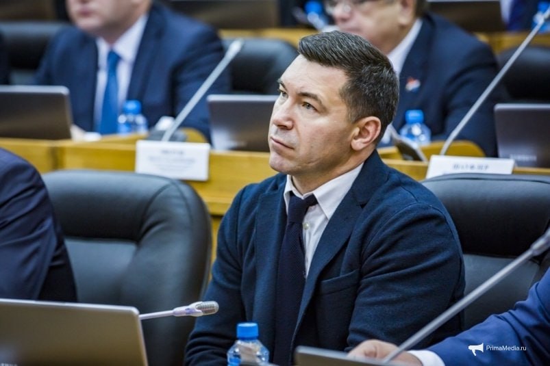 У экс депутата ЗС ПК Руслана Маноконова после конфликта в Ливадии прошли обыски Как рассказали источники ИА PrimaMedia конфликт произошедший между Маноконовым и жителем Хабаровска в Ливадии на день ВДВ имел продолжение Напомним 2 августа Маноконов был госпитализирован с ножевым ранением после конфликта возле кафе Терраса Однако как выяснилось участвовавший в конфликте житель Хабаровска позже был избит а его машина сожжена Подробности пока неизвестны 26 августа следователи СКР совместно с ФСБ провели обыски у Маноконова и задержали ряд лиц причастных к избиениям В пресс службе краевого СКР сообщили что пока не дают комментариев по этому делу NakhodkaMedia Прислать новость