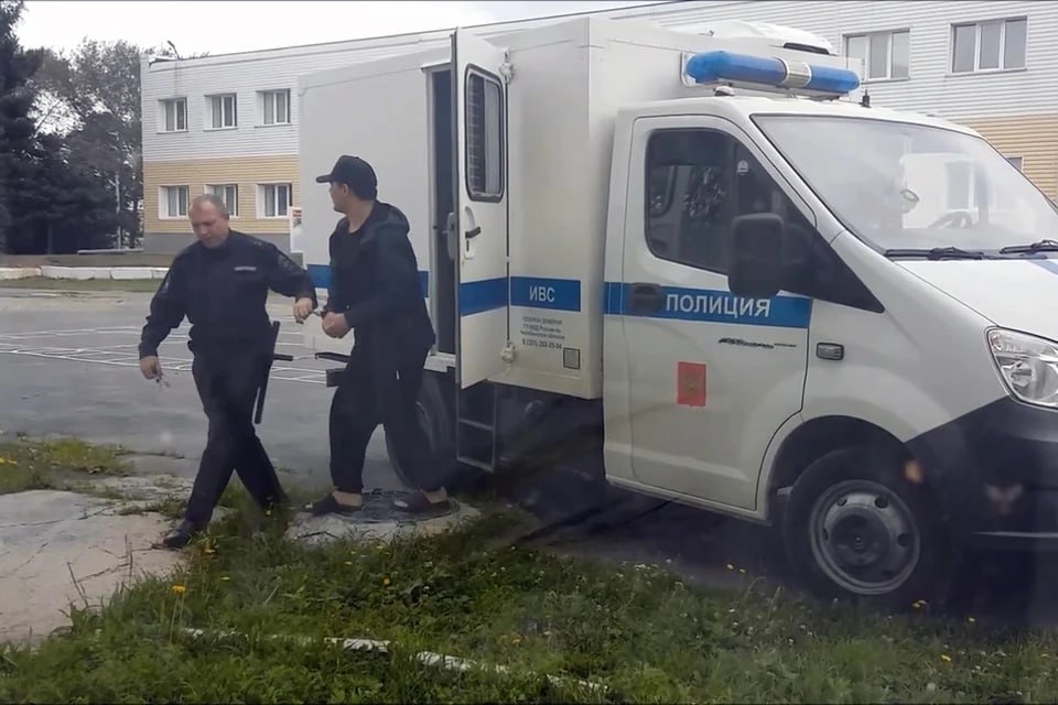 В Челябинской области призывник-вымогатель получил 9 лет колонии  Магнитогорский гарнизонный военный суд отправил за решётку мужчину, который держал в страхе сослуживцев. Ранее его уже осудили на шесть лет за вымогательства, совершённые вместе с приятелями, но и в армии он продолжил «работать» в одиночку.  По данным суда, 15 января призывник избил сослуживца, требуя 50 тысяч рублей. У другого он отобрал 210 тысяч, угрожая расправой.  Теперь его признали виновным в неуставных отношениях и новом эпизоде вымогательства. Военнослужащего приговорили 9 годам колонии общего режима и обязали заплатить штраф 50 тысяч рублей.   : Магнитогорский гарнизонный военный суд  Уралити