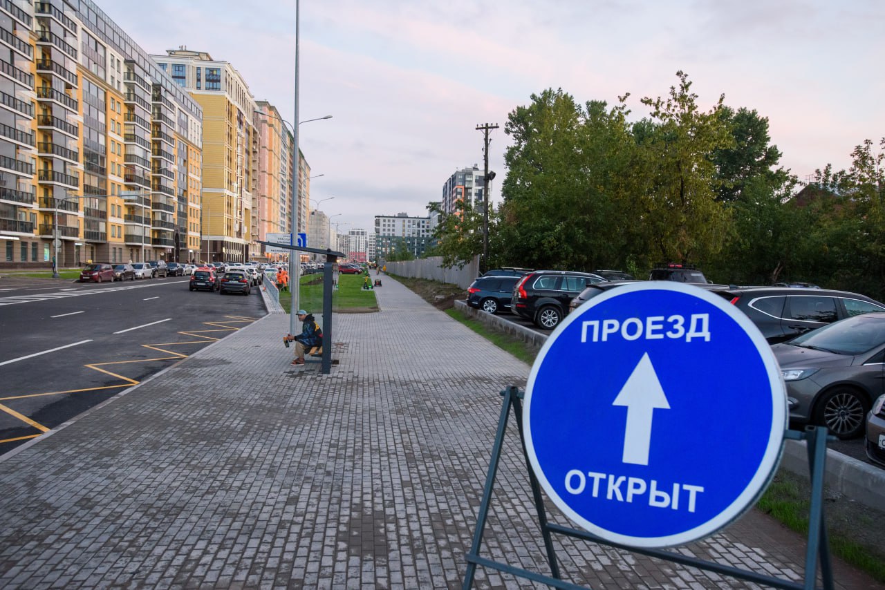 В Петербурге активизировалось создание дублёра Московского проспекта Госстройнадзор в конце прошлой недели выдал разрешение на строительство продолжения Парфёновской улицы. Речь идёт о реконструкции уже существующего участка от Малой Митрофаньевской до Ташкентской улицы. Работы коснутся 537–метрового отрезка Парфёновской, который в результате стройки станет магистральной улицей районного значения. Соединению Парфёновской и Варшавской пока не хватает прокола на участке от Ташкентской до ШМСД. Если же текущий пробел устранить, новая магистраль сможет лишь частично разгрузить Московский проспект, считает транспортный аналитик Владислав Булгаков. "Безусловно, эта улица будет полезна для всей дорожной сети. Но ключевое всё же — необходимо строить Измайловскую перспективу. Это тоже не самый, скажем так, однозначный проект. Если Парфёновская более прямая и относительно удачно организована, то Измайловский бульвар построен так, что превращать его из такой тихой гавани в многополосную магистраль... не знаю, насколько жители будут готовы", — отмечает эксперт. Сергей Ермохин / "ДП"