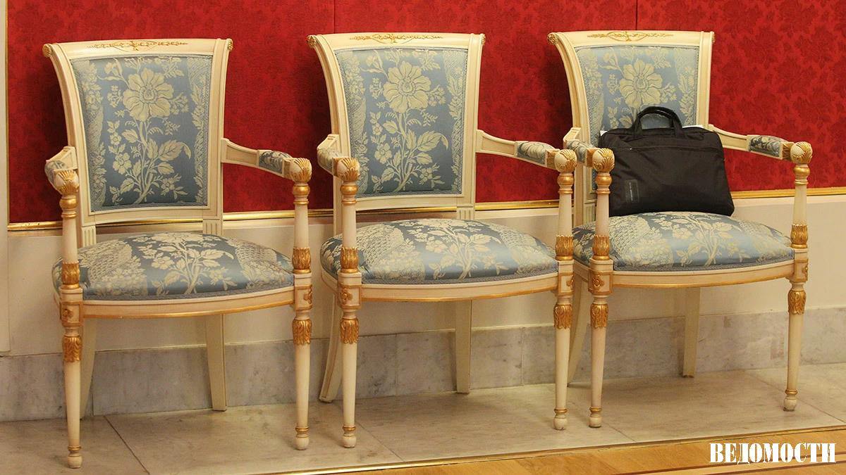 Как готовят участников федерального кадрового резерва В РАНХиГС завершается первый год обучения Комплекс образовательных программ начался с мая 2025 года и будет проходить каждый год Участники резерва сейчас в нем несколько сотен человек проходят обучение по нескольким направлениям Среди них комплексная программа развития резерва на государственной гражданской службе индивидуальное карьерное сопровождение комплекс тренинговых программ развитие экспертно аналитической компетенции для руководителей работа на образовательном портале Минтруд направлял список резервистов для учебы по направлению развития экспертно аналитической компетенции с которым ознакомились Ведомости В нем среди прочих первый замминистра просвещения Александр Бугаев замминистра науки Айрат Гатиятов сенаторы Евгения Уваркина Андрей Кутепов и Юлия Лазуткина Однако не все из резервистов в итоге проходили обучение отметил один из собеседников Подпишитесь на Ведомости