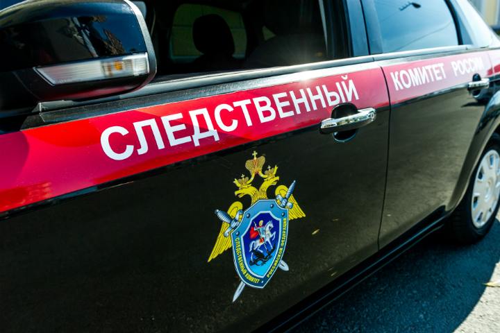 Ударил по лицу и заставил купить газировку В Якутии возбуждено уголовное дело против 24-летнего жителя села Ытык-Кюель, подозреваемого в вымогательстве денег у несовершеннолетнего с применением насилия. По данным следствия, 21 июля 2025 года мужчина, находясь в состоянии алкогольного опьянения, трижды ударил 17-летнего юношу по лицу, после чего потребовал купить ему газированный напиток в ближайшем магазине. Когда подросток выполнил просьбу, злоумышленник потребовал деньги, но у потерпевшего не оказалось нужной суммы. Юноше пришлось просить помощи у родственника. После случившегося мать подростка обратилась в полицию. В настоящее время подозреваемому избрана мера пресечения, проводятся следственные действия для сбора доказательств. Фото: Золото Олег
