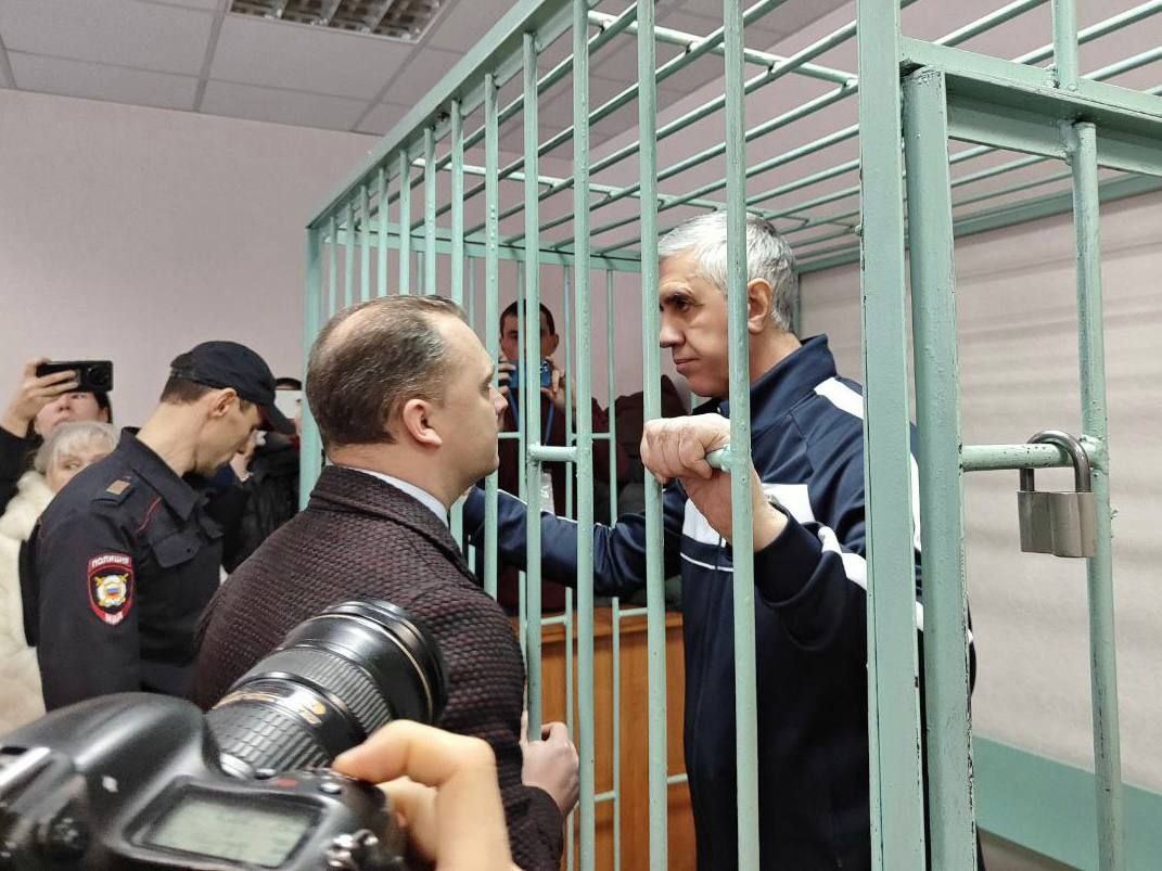 Анатолия Быкова переведут в другую колонию, ближе к семье. Сейчас бизнесмен отбывает наказание в карельской колонии. Быков ранее просил о переводе, но Петрозаводский суд и ФСИН отказали. Тогда защитники обратились в Верховный суд Карелии. 27 июня там признали отказ в переводе незаконным. Быкова должны этапировать в другую колонию в течение месяца. Подписаться Прислать новость