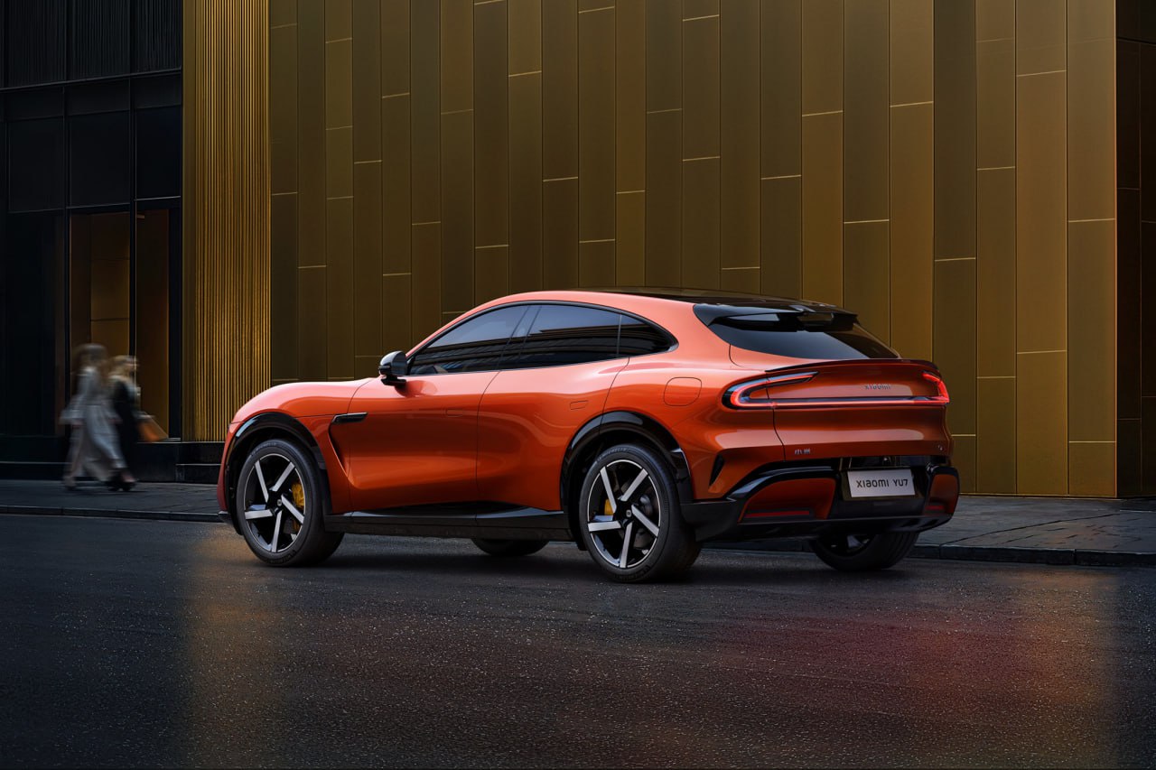 Кроссовер Xiaomi YU7 впервые стал самым продаваемым автомобилем в Китае Он возглавил рейтинг наиболее популярных новых машин в январе Электрокар уверенно поднимался в списке с лета прошлого года был на 23 й строчке в августе в сентябре стал 14 м в октябре и ноябре занял 5 и 6 позиции а декабрь завершил в первой тройке Топ 20 самых продаваемых автомобилей в Китае в январе 2026 года 1 Xiaomi YU7 37 869 шт 2 Geely Boyue L 34 176 шт 3 Geely Geome Xingyuan 29 007 шт 4 Aito M7 26 454 шт 5 Volkswagen Sagitar 25 316 шт 6 Nissan Sylphy 24 209 шт 7 Geely Xingyue L 23 815 шт 8 Volkswagen Lavida 23 481 шт 9 Volkswagen Tiguan L 21 330 шт 10 Volkswagen Passat 20 799 шт 11 Toyota Corolla 20 188 шт 12 Volkswagen Magotan 19 306 шт 13 Geely Xingrui 19 027 шт 14 Honda CR V 18 900 шт 15 Toyota Frontlander 18 629 шт 16 Nio ES8 17 645 шт 17 Toyota Camry 17 426 шт 18 Fang Cheng Bao Ti7 17 116 шт 19 Lixiang i6 16 883 шт 20 Tesla Model Y 16 845 шт Журнал Авто ру online