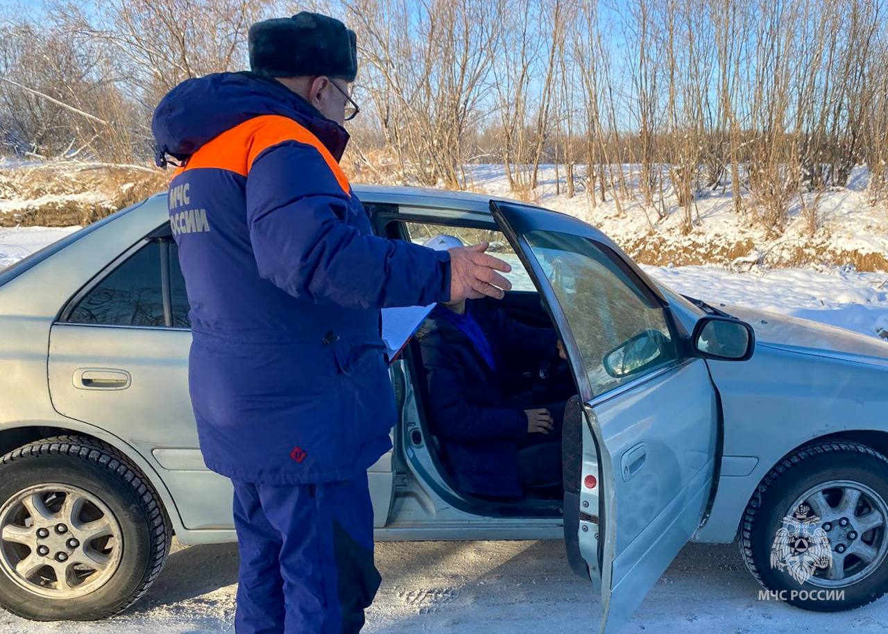 В Якутии открылась первая ледовая переправа  В Момском районе к эксплуатации допустили ледовую переправу «п. Хонуу – с. Буор-Сысы» через р. Индигирка.  Толщина льда позволяет передвигаться по переправе автомобилям весом не более 3 тонн.  «Всего на территории республики состоит на учете 47 ледовых переправ. Инспекторами ГИМС в составе комиссий проводятся рейды по недопущению несанкционированных выездов на лед. К примеру, в Мегино-Кангаласском районе за сегодня было составлено 7 протоколов на автоводителей за правонарушения», - отметила Майя Алексеева, начальник отдела безопасности людей на водных объектах ГУ МЧС России по РС  Я .  МЧС России напоминает водителям правила пользования ледовыми переправами:   выезжать на лёд нужно медленно, без толчков и торможений, со скоростью не более 10 км/час;   перед выездом на лёд необходимо разблокировать двери, отстегнуть ремни безопасности;   на переправе запрещено совершать остановки, рывки, развороты, обгоны автомобилей и заправку их горючим;   нельзя допускать нагрузки, превышающие грузоподъёмность льда;   при плохой видимости передвигаться по переправе не рекомендуется.   Телефон вызова служб экстренного реагирования: 112